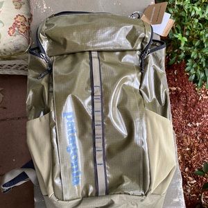 Patagonia Black Hole 25L NWT